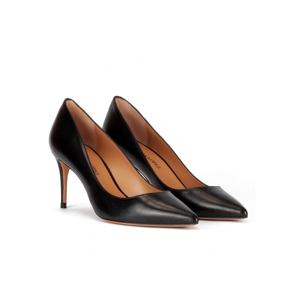 pura lópez Zapatos negros de piel con tacón medio y punta fina Precios de Black Friday