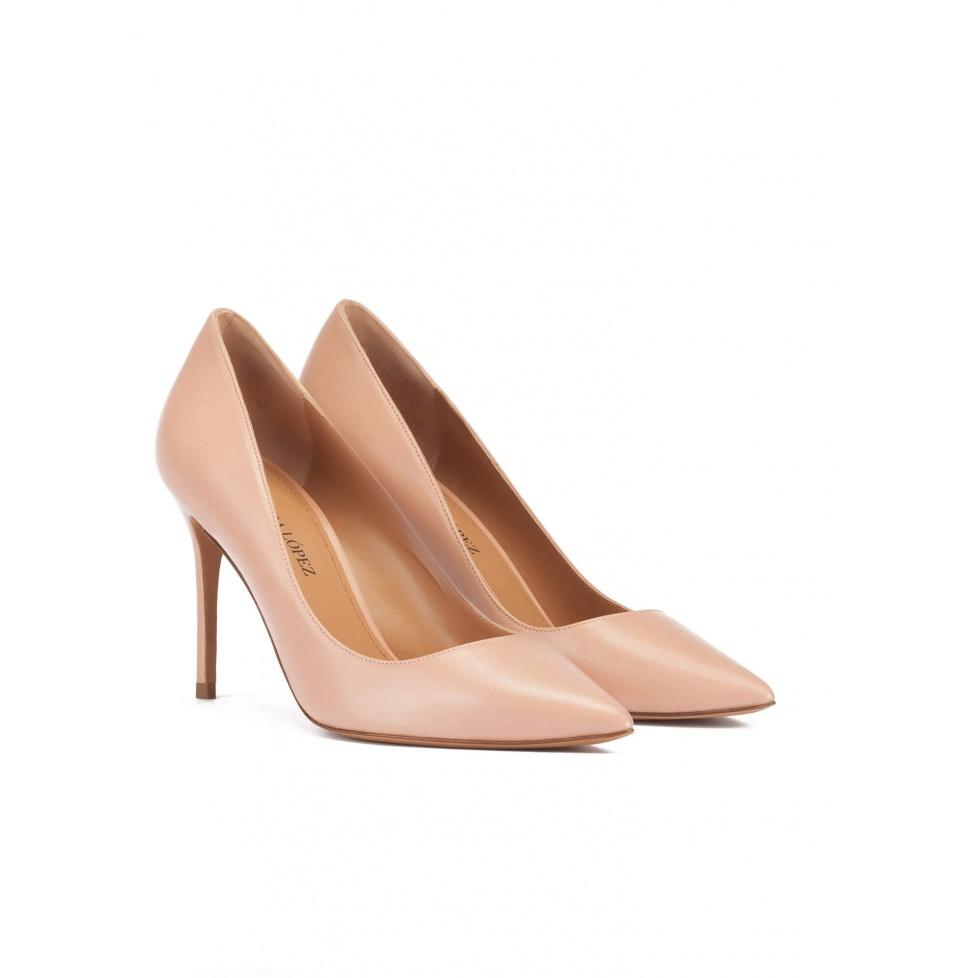 pura lópez Zapatos de punta fina y tacón alto en piel nude En oferta