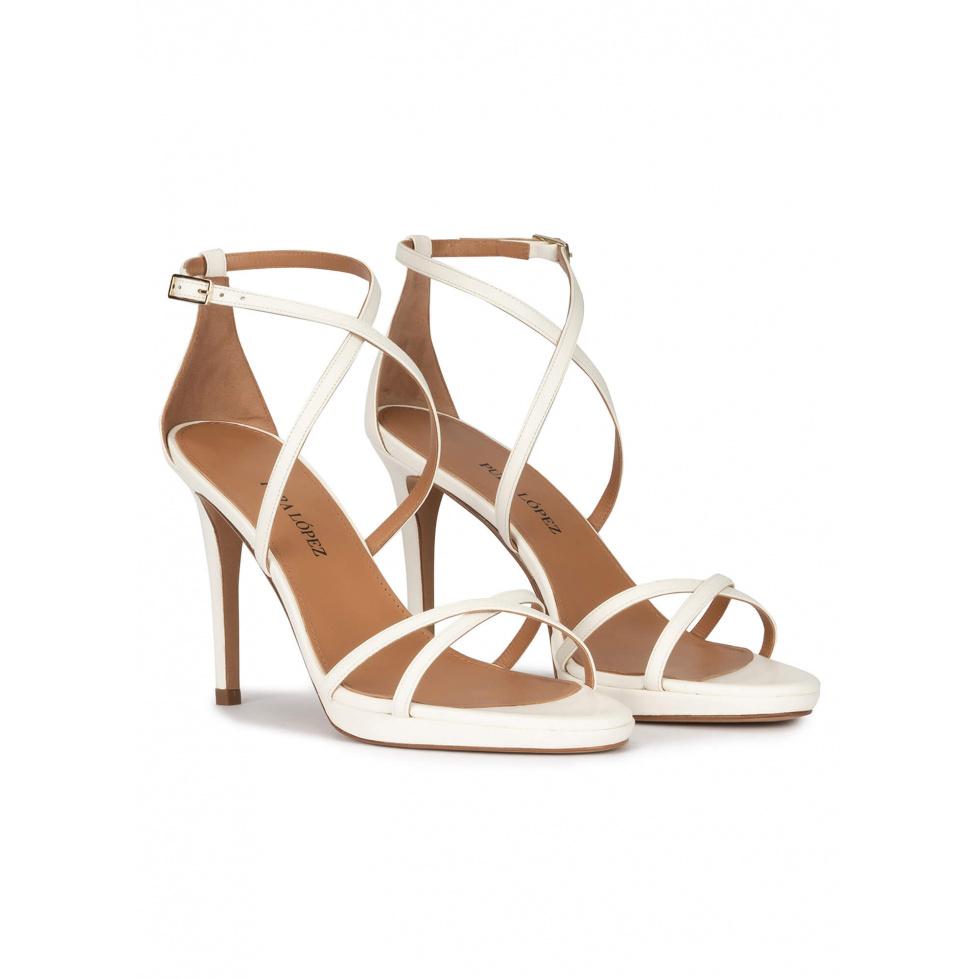 pura lópez Sandalias blancas de piel con tacón alto y plataforma Oferta exclusiva