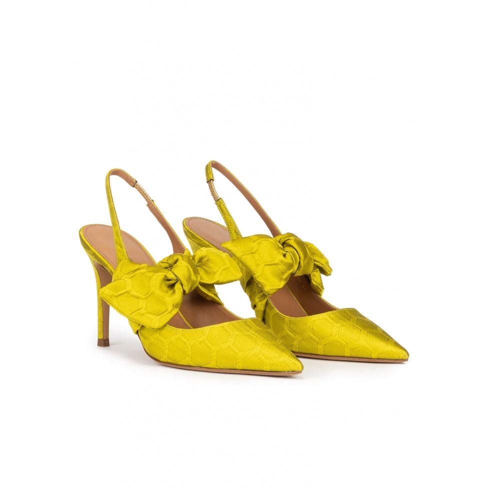 pura lópez Zapatos altos de punta fina en verde pistacho con lazada 2025