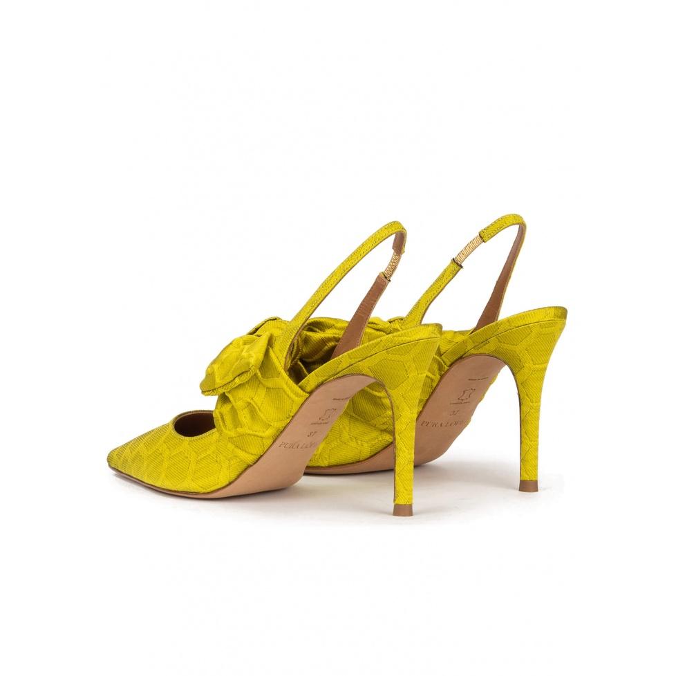pura lópez Zapatos altos de punta fina en verde pistacho con lazada 2025