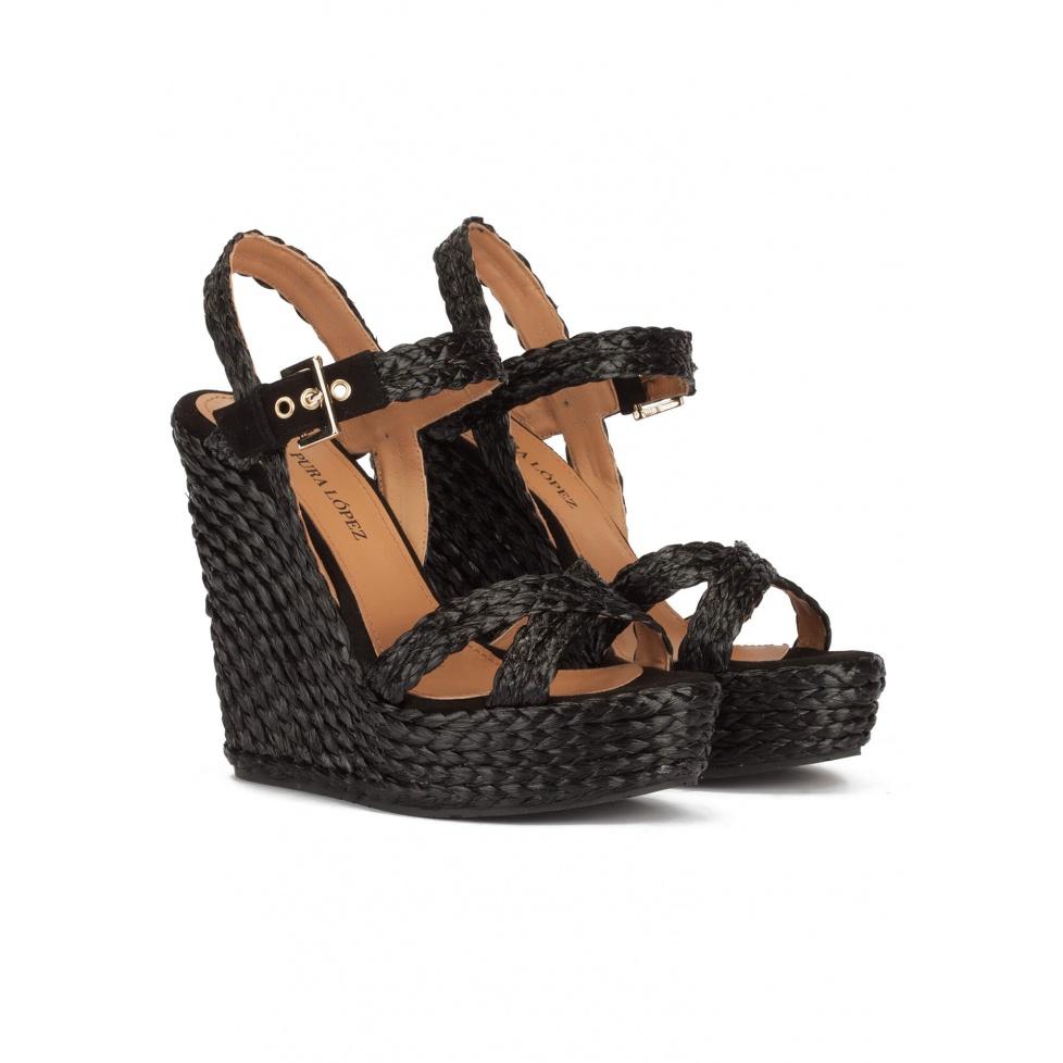 pura lópez Sandalias de cuña alta en rafia color negro con hebilla lateral En línea