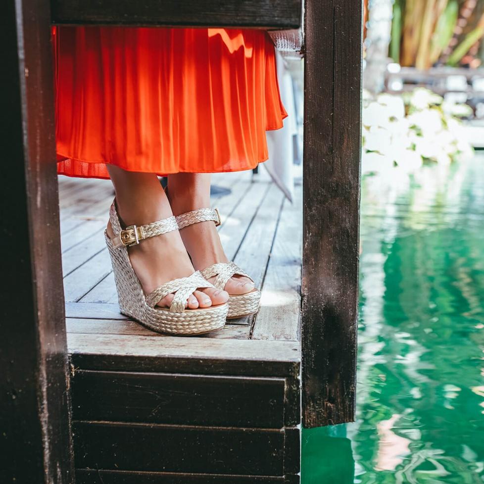 pura lópez Sandalias de cuña alta en rafia satinada color platín Outlet