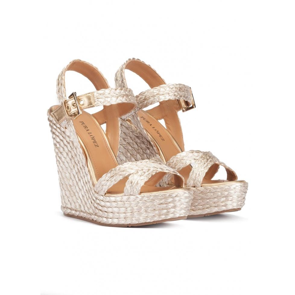 pura lópez Sandalias de cuña alta en rafia satinada color platín Outlet