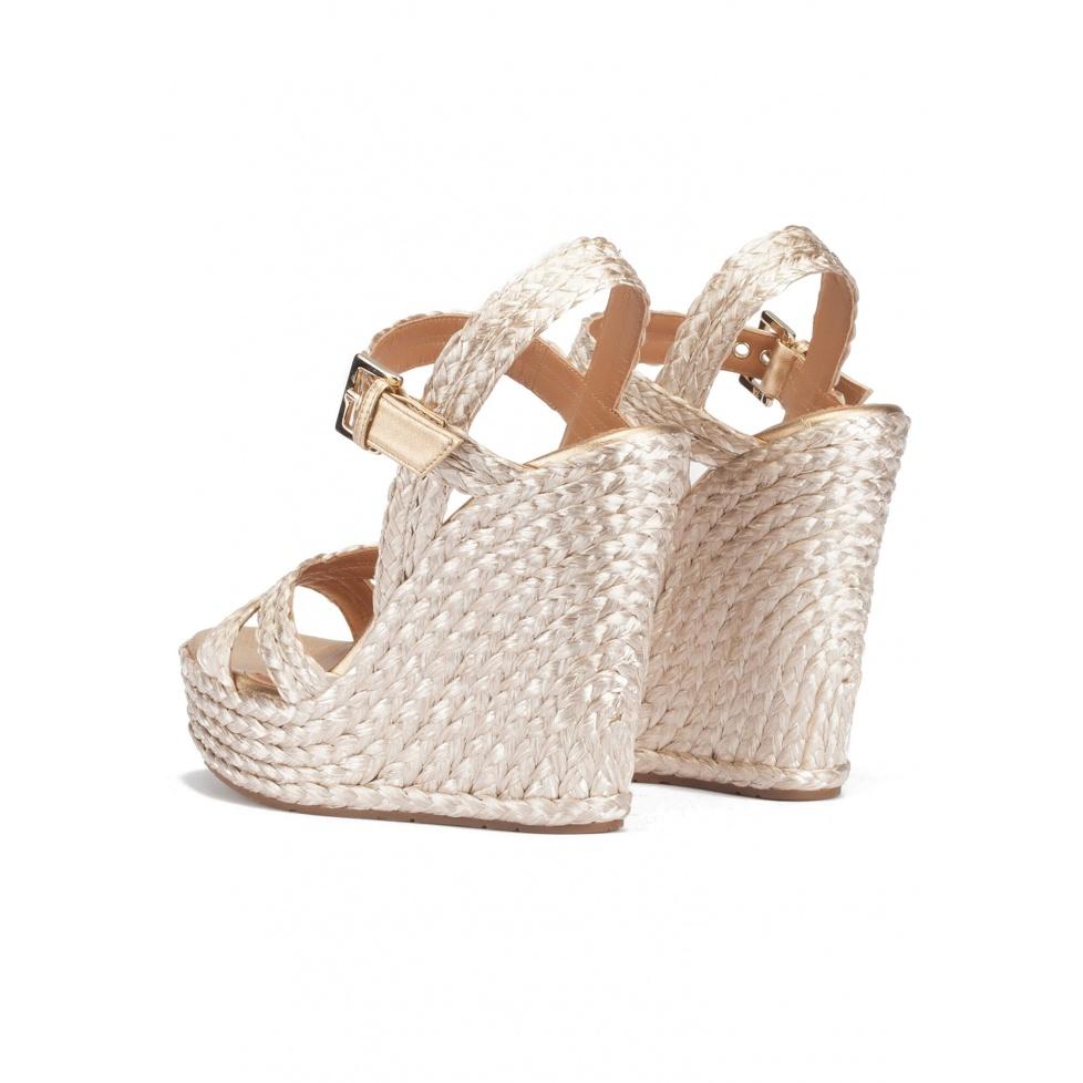 pura lópez Sandalias de cuña alta en rafia satinada color platín Outlet