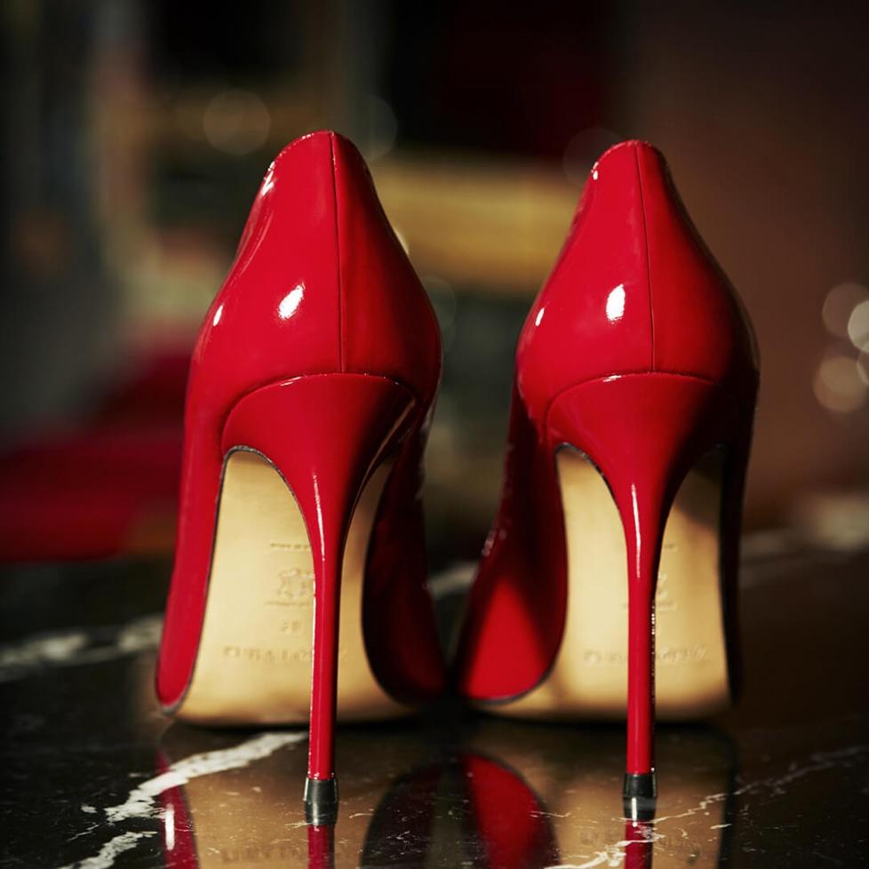 pura lópez Zapatos de salón con tacón alto en charol rojo Gran oferta