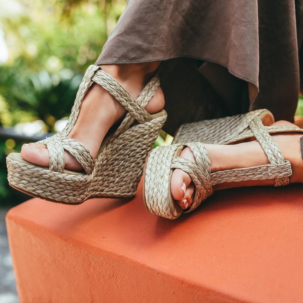 pura lópez Sandalias de cuña alta en rafia trenzada y ante color topo Ventas relámpago