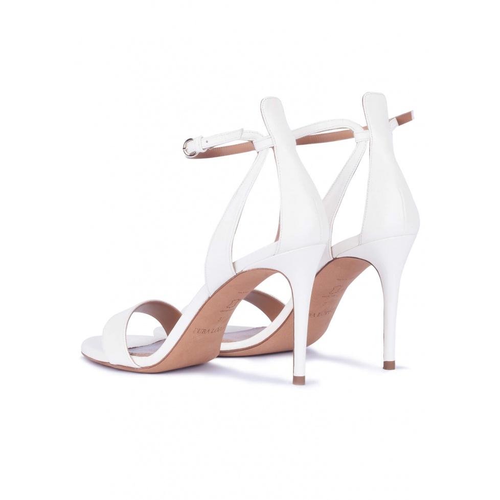 pura lópez Sandalias de piel con tacón alto y hebilla en blanco roto Mejor oferta