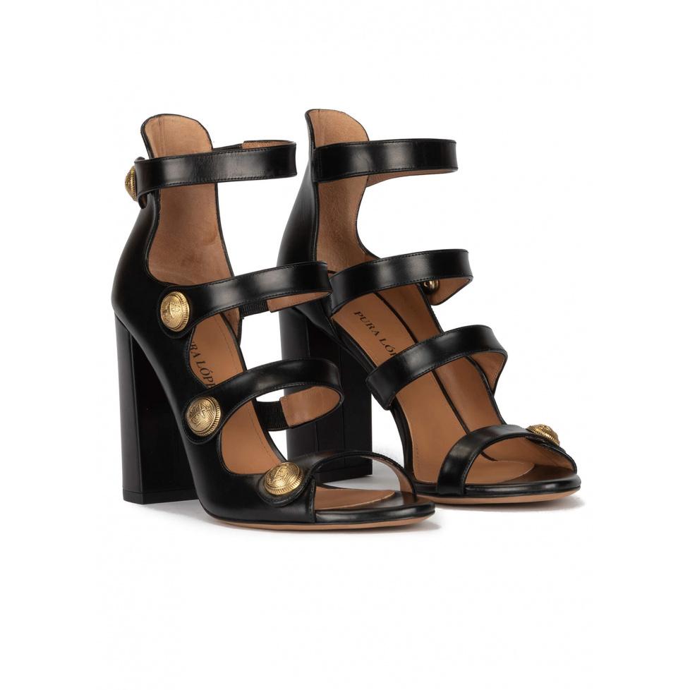 pura lópez Sandalias negras de tacón alto ancho en piel con botones dorados Oferta especial