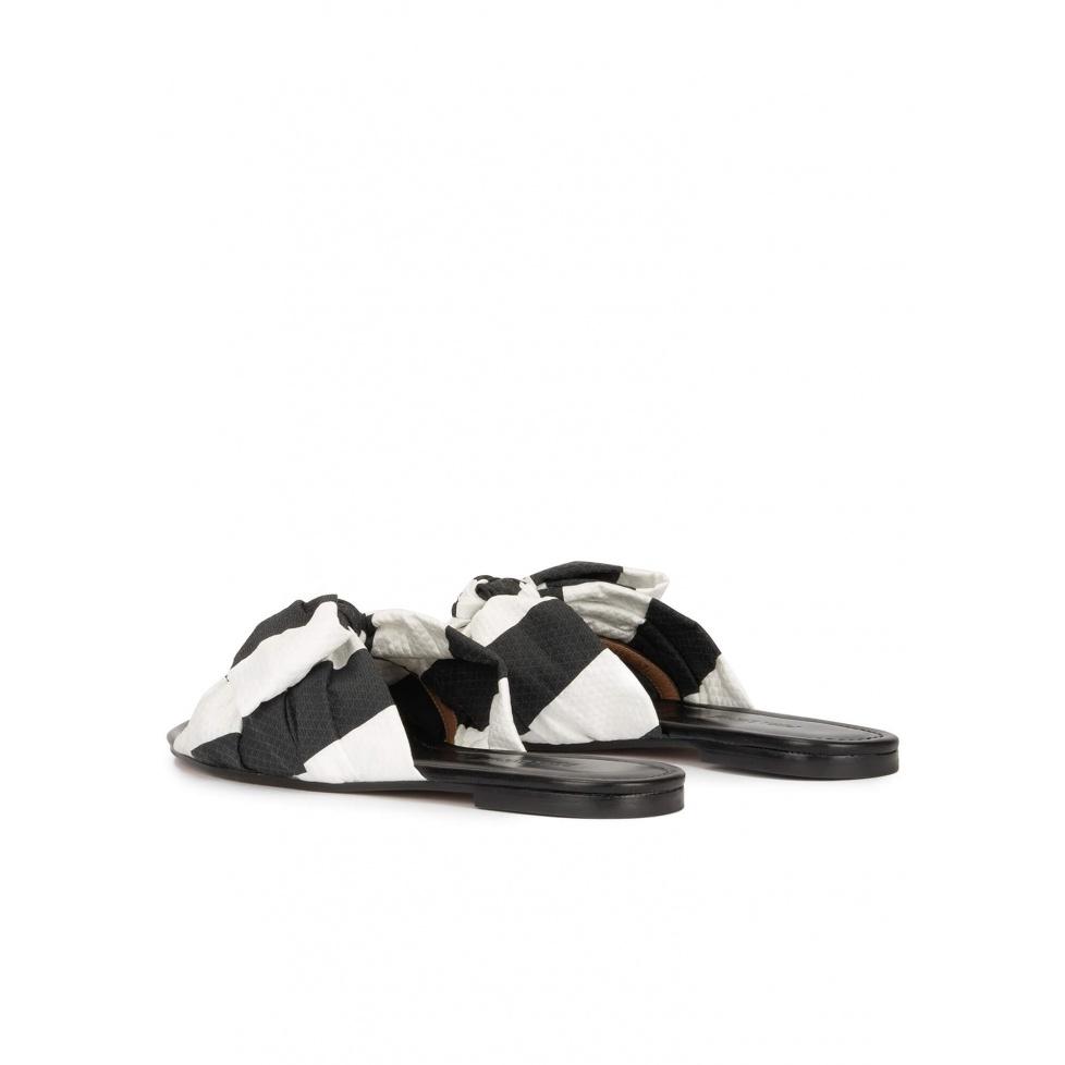pura lópez Sandalias planas con lazo en tejido blanco y negro Precio de fábrica