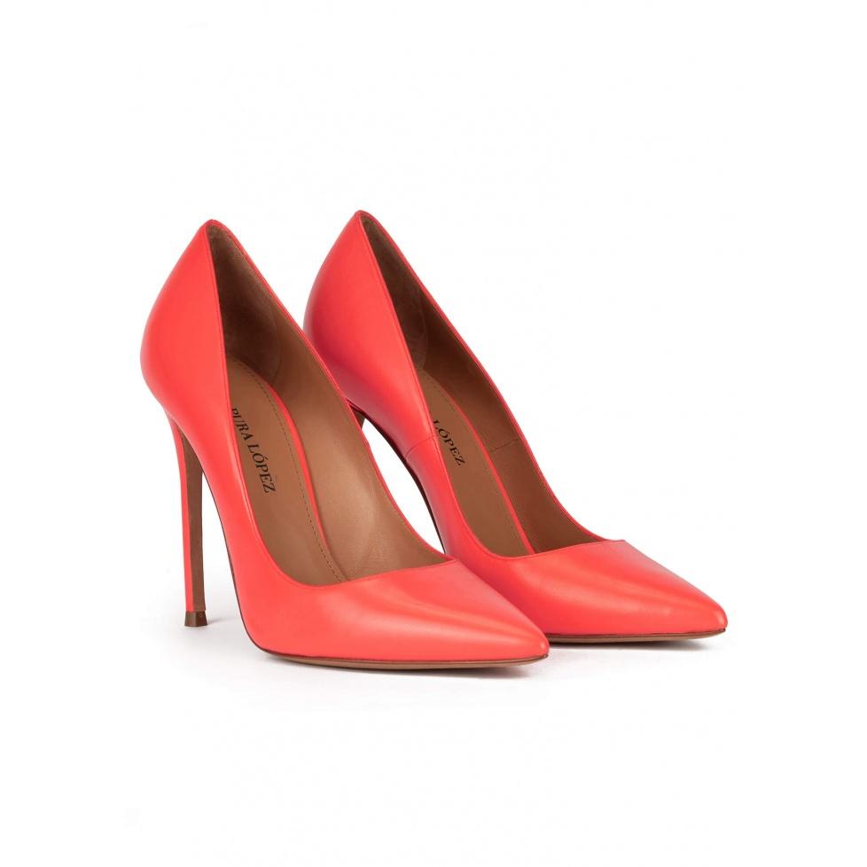 pura lópez Zapatos de salón con punta afilada y tacón stiletto en piel coral Solo hoy
