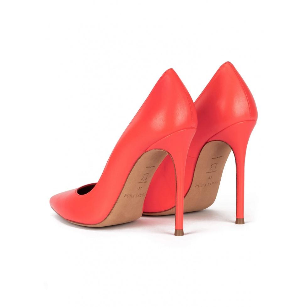 pura lópez Zapatos de salón con punta afilada y tacón stiletto en piel coral Solo hoy