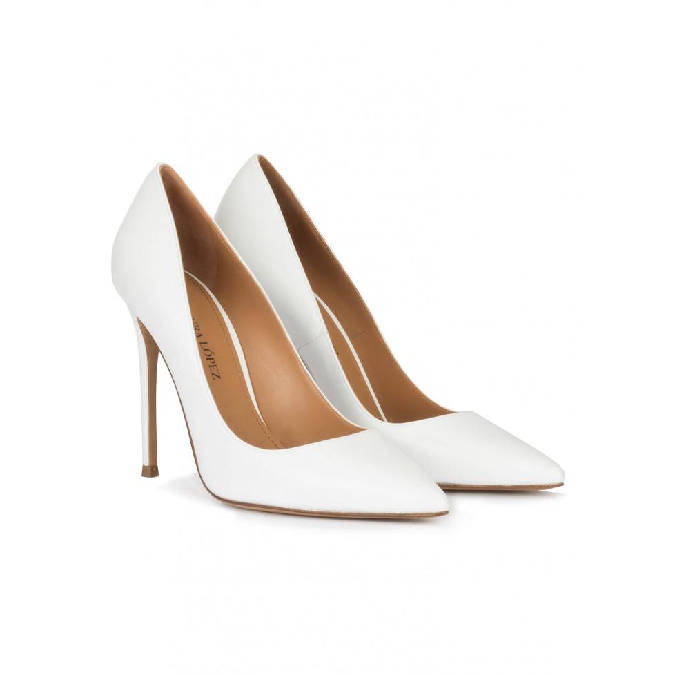 pura lópez Zapatos blancos de piel con tacón alto y punta fina Solo queda un día