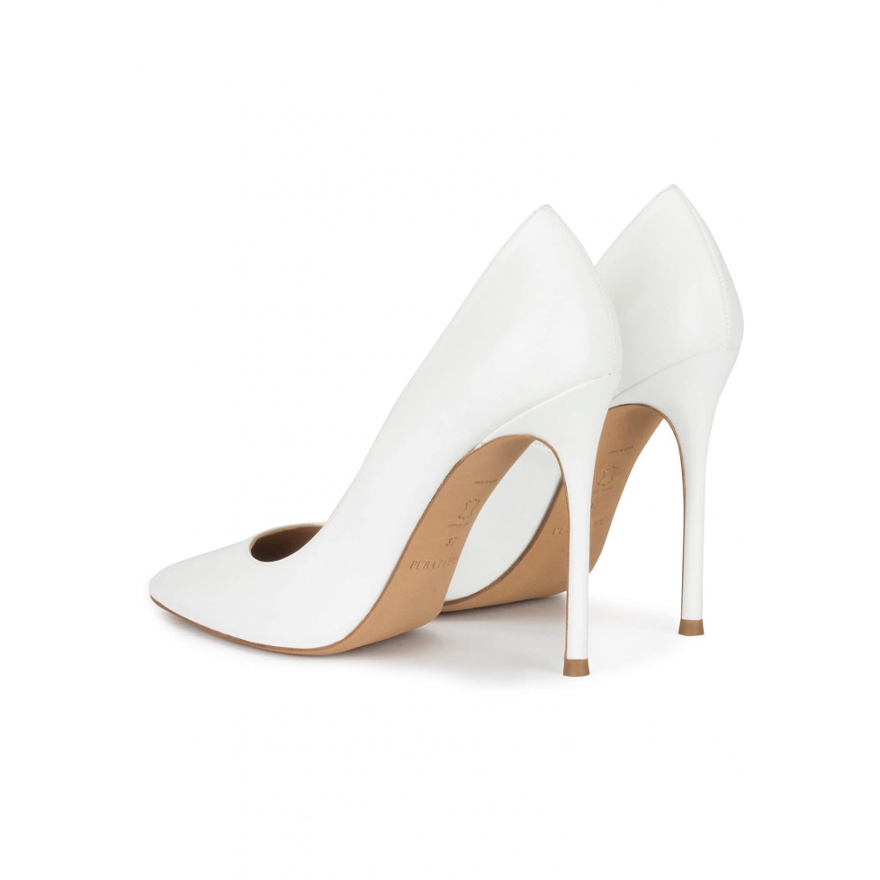 pura lópez Zapatos blancos de piel con tacón alto y punta fina Solo queda un día