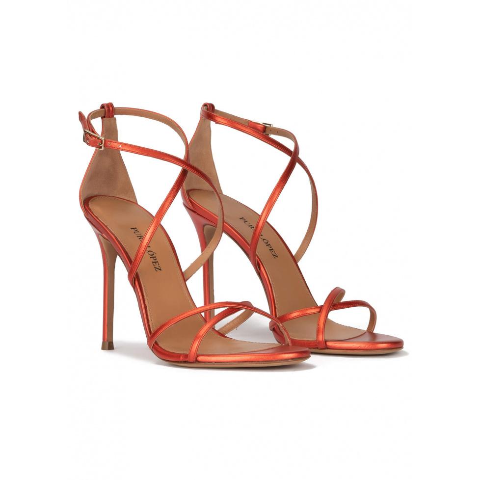 pura lópez Sandalias de tacón en piel metalizada rosa coral Grandes descuentos