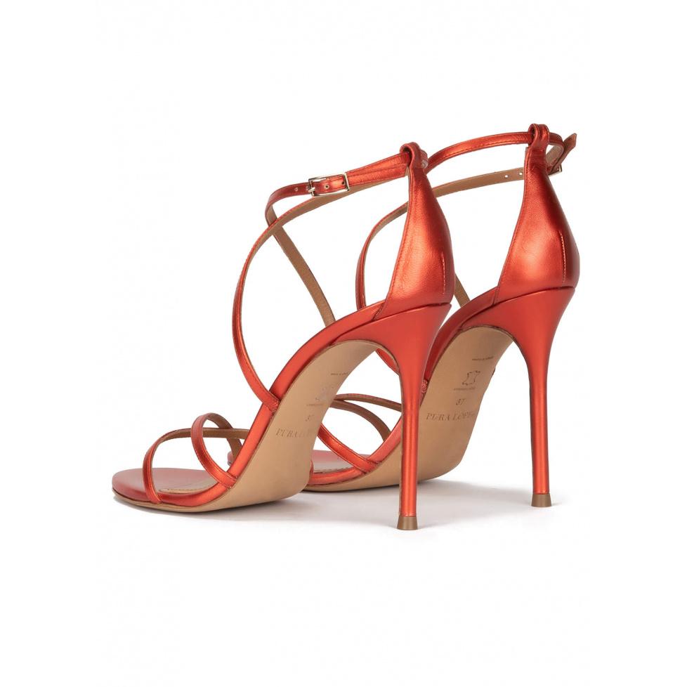 pura lópez Sandalias de tacón en piel metalizada rosa coral Grandes descuentos