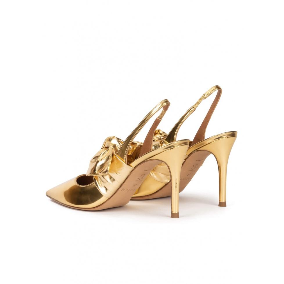 pura lópez Zapatos altos destalonados en piel dorada con detalle de lazo En oferta