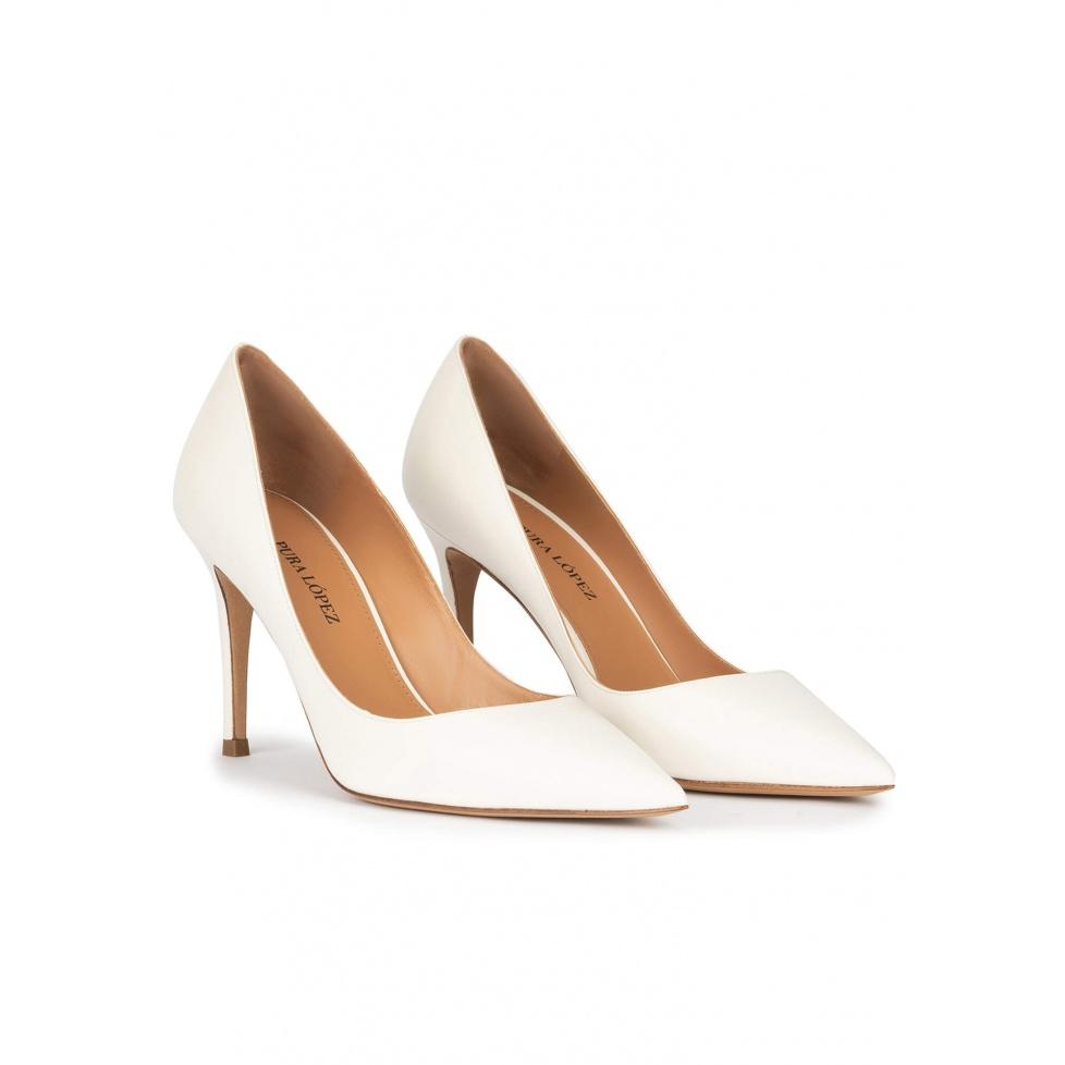 pura lópez Zapatos de puntera afilada y tacón stiletto en piel blanco roto Descuentos del mes