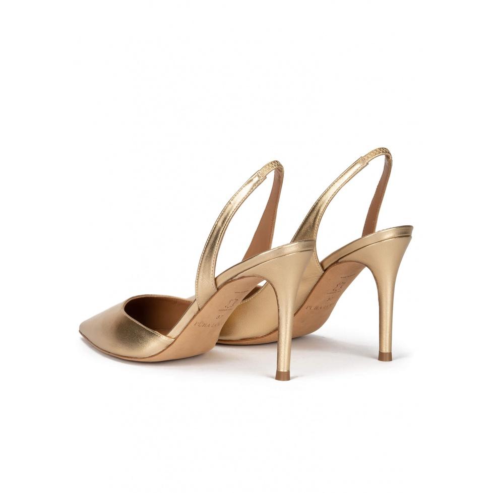 pura lópez Zapatos dorados de piel con tacón stiletto y punta fina 2025