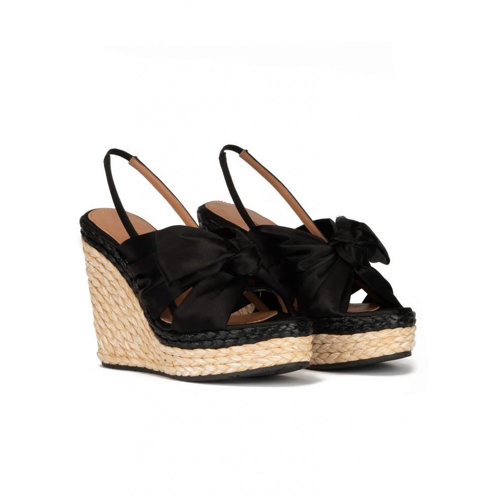 pura lópez Sandalias negras de raso con cuña en rafia En oferta