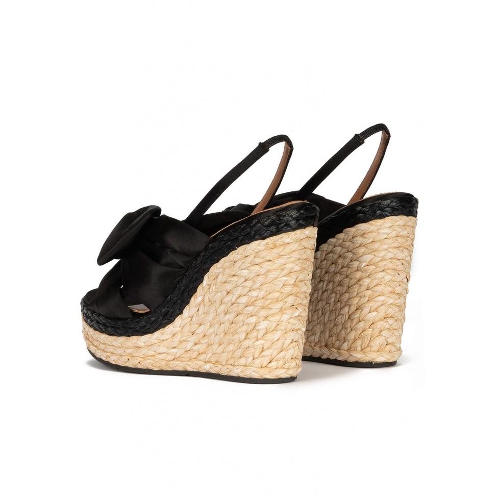 pura lópez Sandalias negras de raso con cuña en rafia En oferta