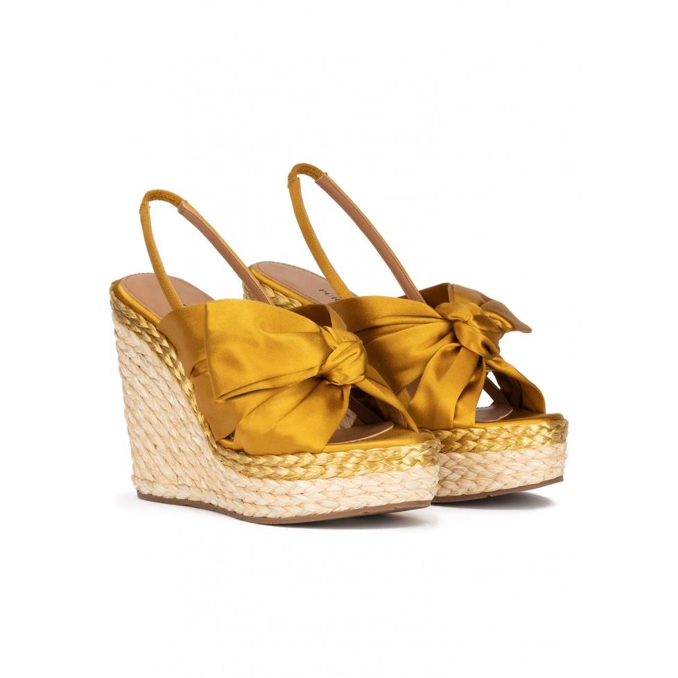 pura lópez Sandalias de raso amarillo ocre con cuña en rafia natural Rebajas de fábrica