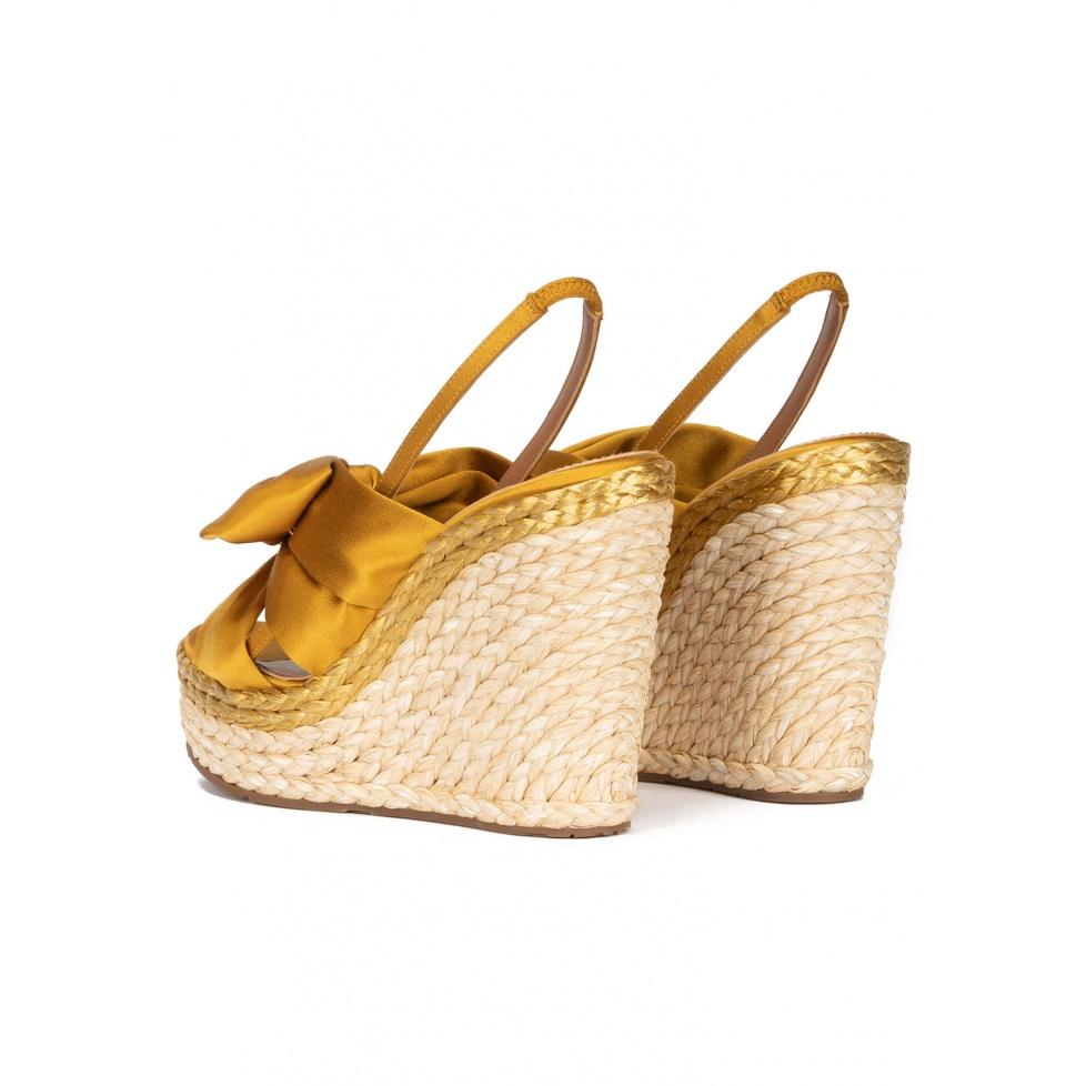 pura lópez Sandalias de raso amarillo ocre con cuña en rafia natural Rebajas de fábrica