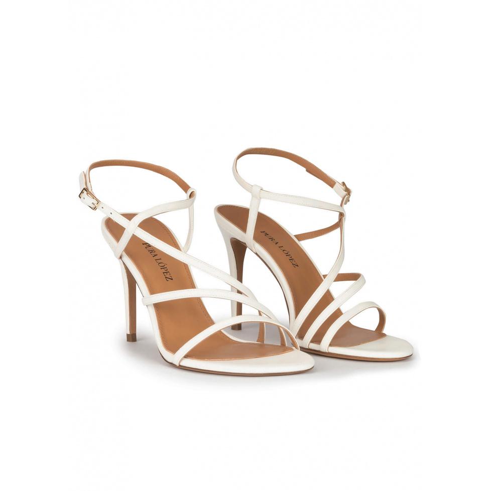 pura lópez Sandalia de tiras con tacón stiletto en piel blanco roto Mejor oferta