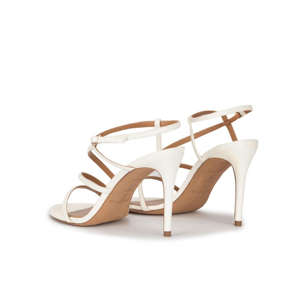 pura lópez Sandalia de tiras con tacón stiletto en piel blanco roto Mejor oferta