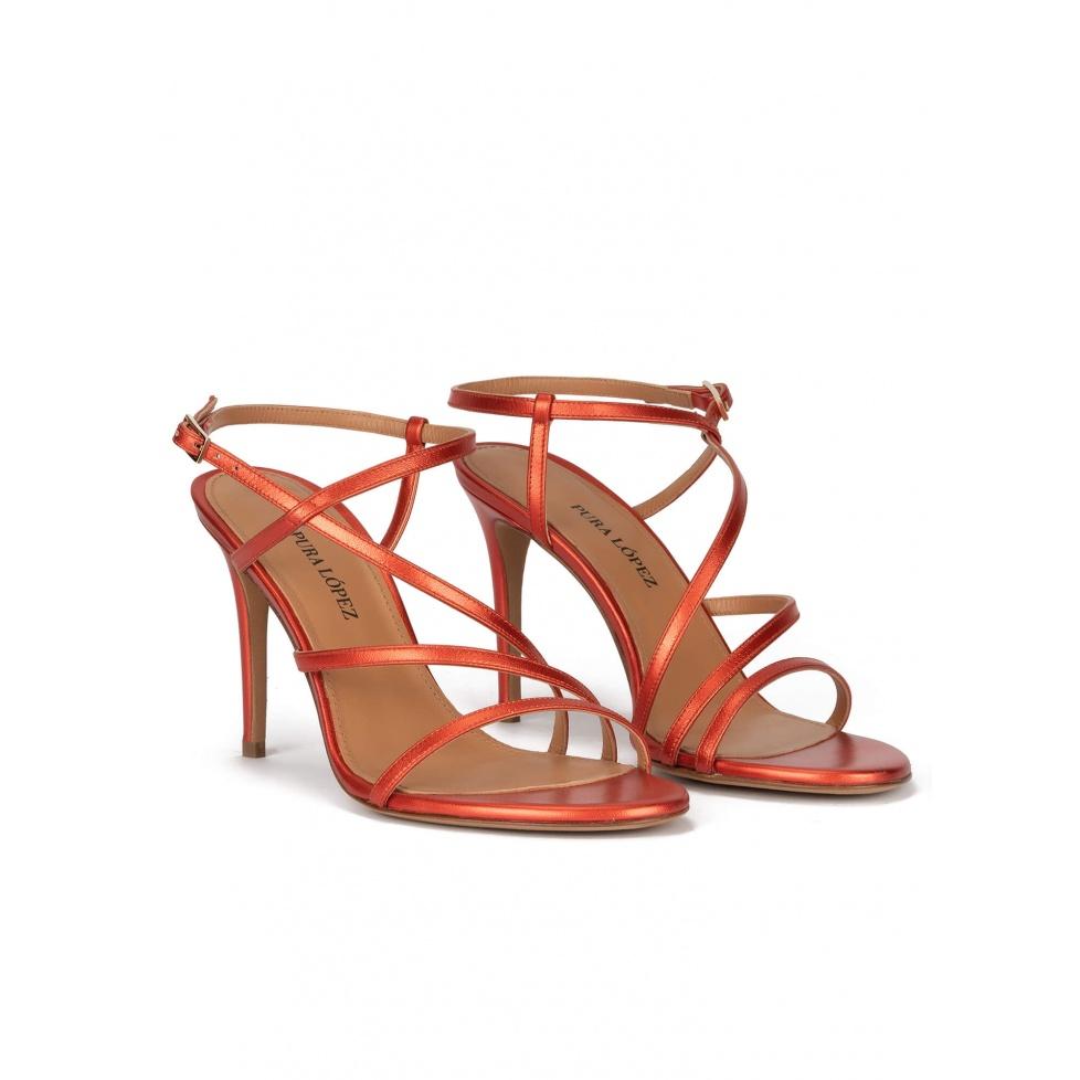 pura lópez Sandalias de tacón alto en piel metalizada coral con diseño de tiras Envío gratis