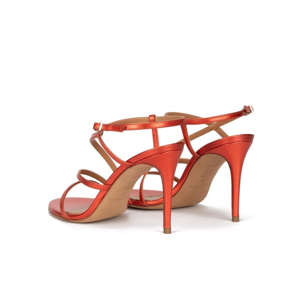 pura lópez Sandalias de tacón alto en piel metalizada coral con diseño de tiras Envío gratis