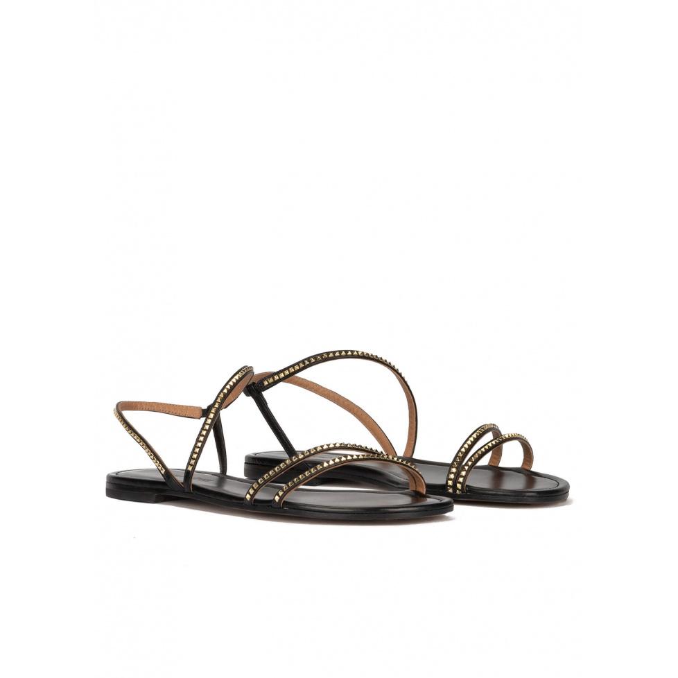 pura lópez Sandalias planas de piel en color negro con tachas doradas Últimos 2 días