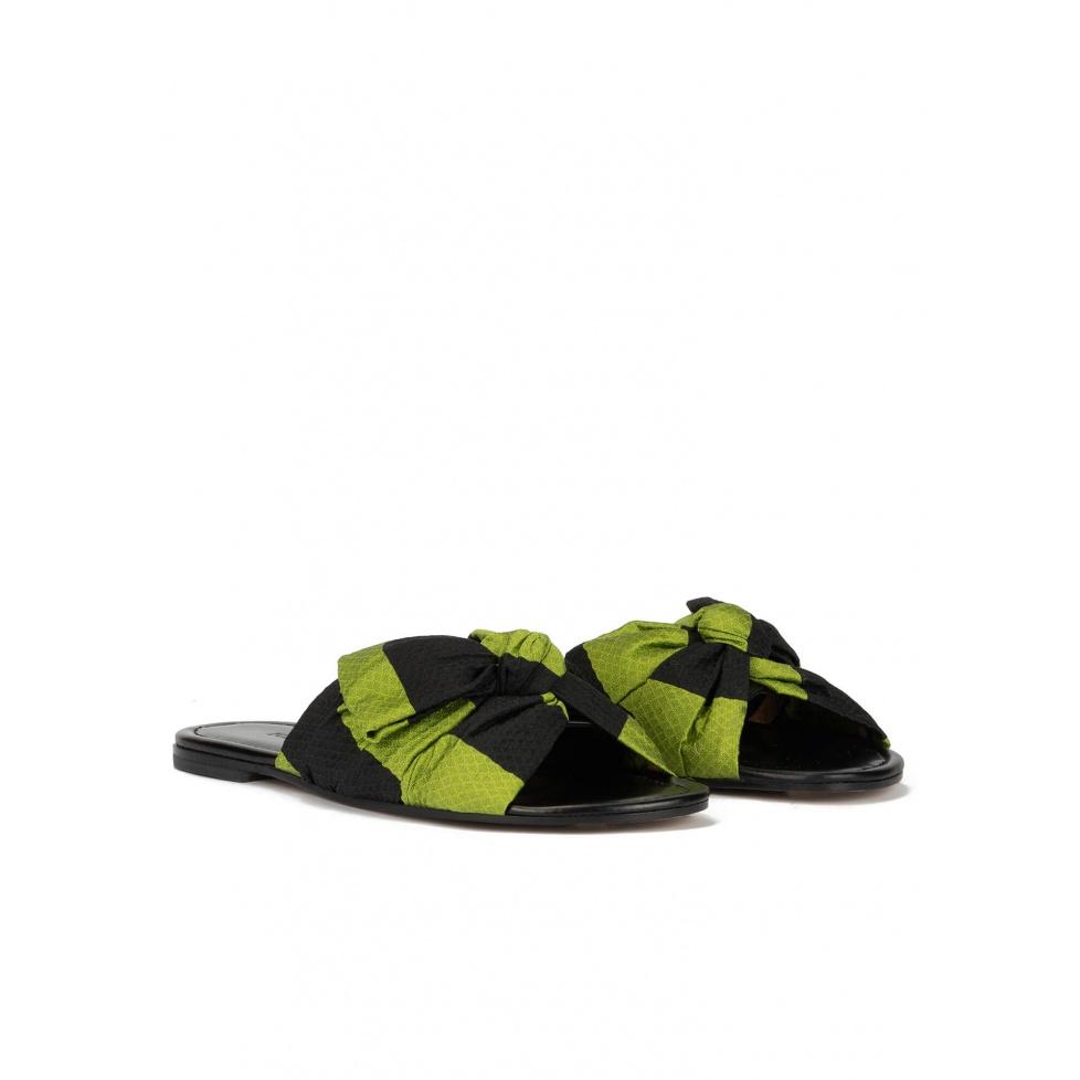 pura lópez Sandalias planas con lazo en tejido verde y negro Solo hoy