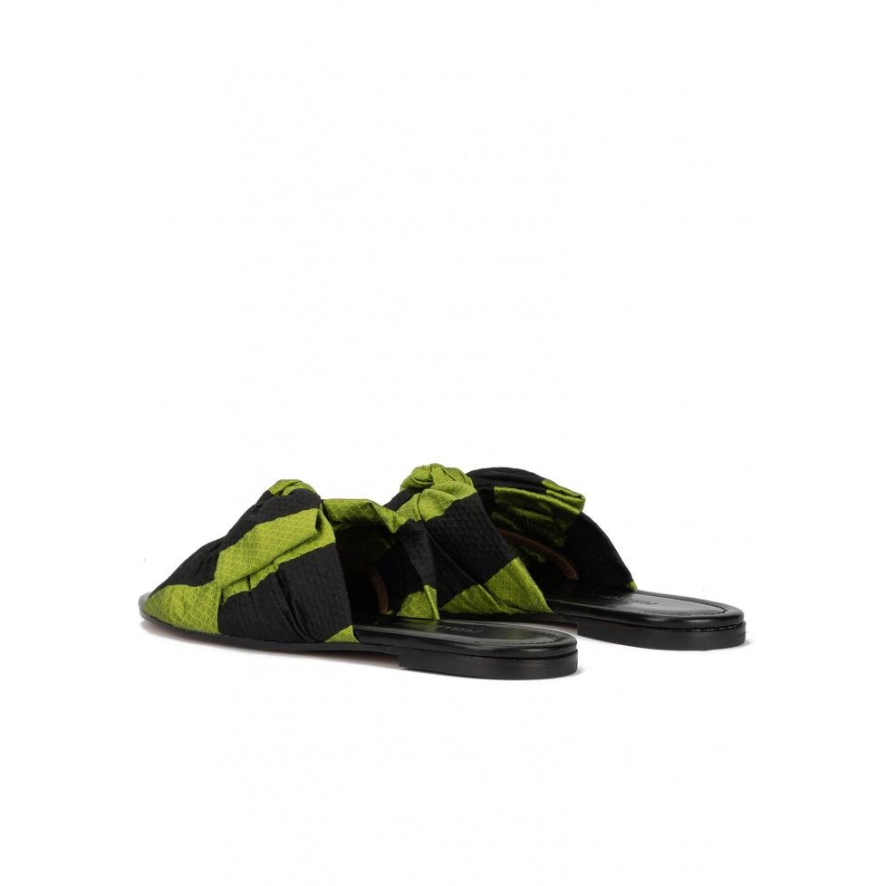 pura lópez Sandalias planas con lazo en tejido verde y negro Solo hoy