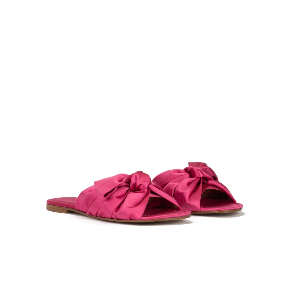 pura lópez Sandalias planas de raso en color fucsia con detalle de lazo Solo queda un día