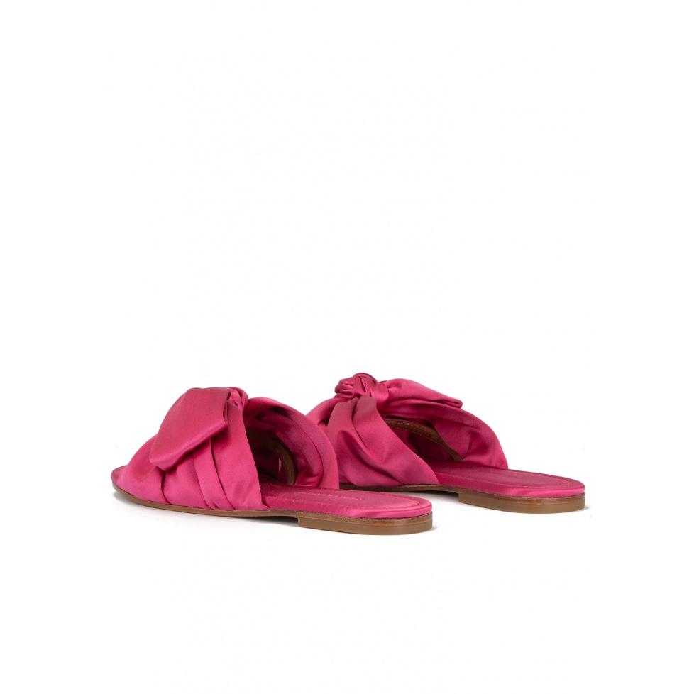 pura lópez Sandalias planas de raso en color fucsia con detalle de lazo Solo queda un día