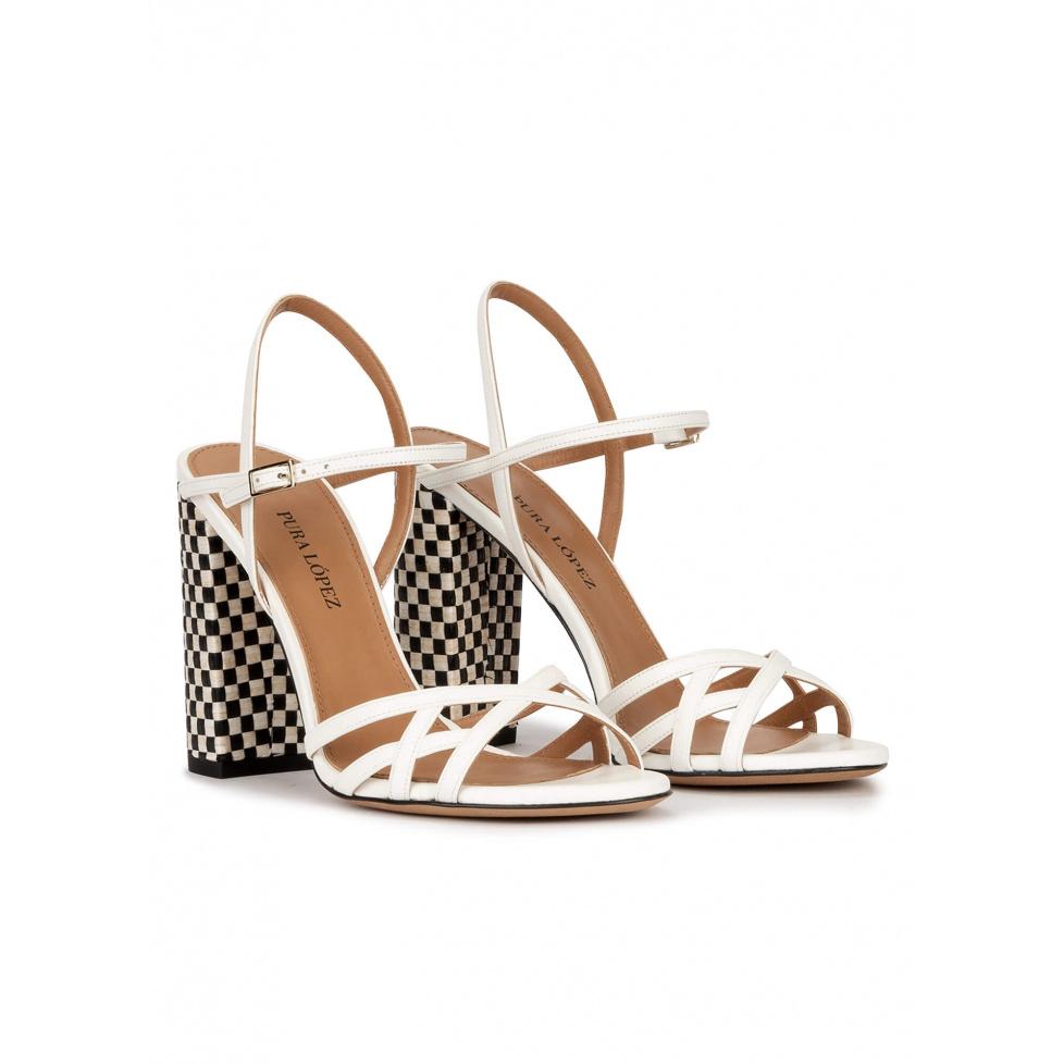 pura lópez Sandalias blancas de piel con tacón ancho y diseño de tiras Ahorra y exporta