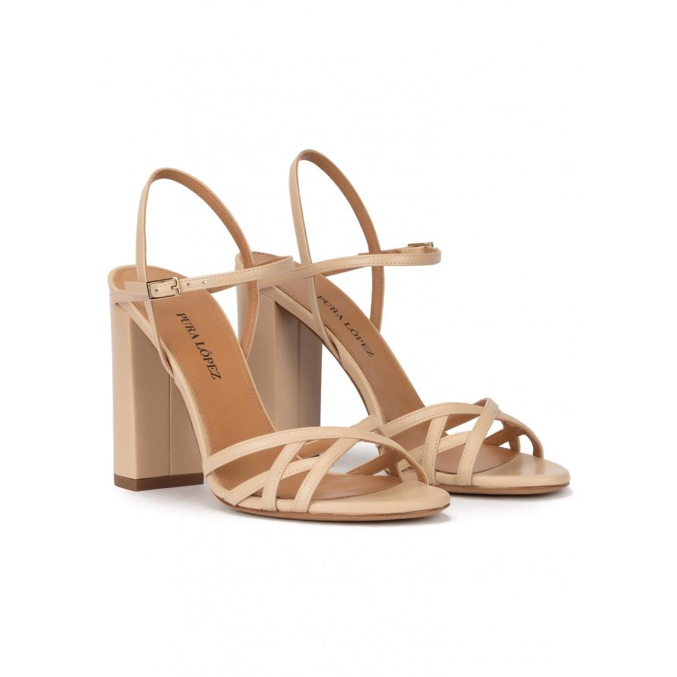 pura lópez Sandalias de tacón ancho y diseño de tiras en piel beige Precios de Black Friday