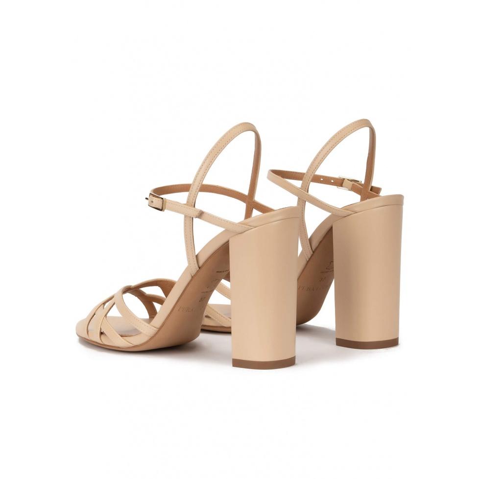 pura lópez Sandalias de tacón ancho y diseño de tiras en piel beige Precios de Black Friday