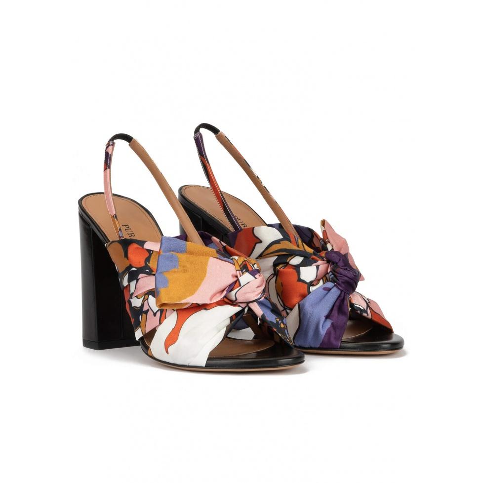 pura lópez Sandalias de tacón alto ancho en tejido con print floral Descuentos del mes