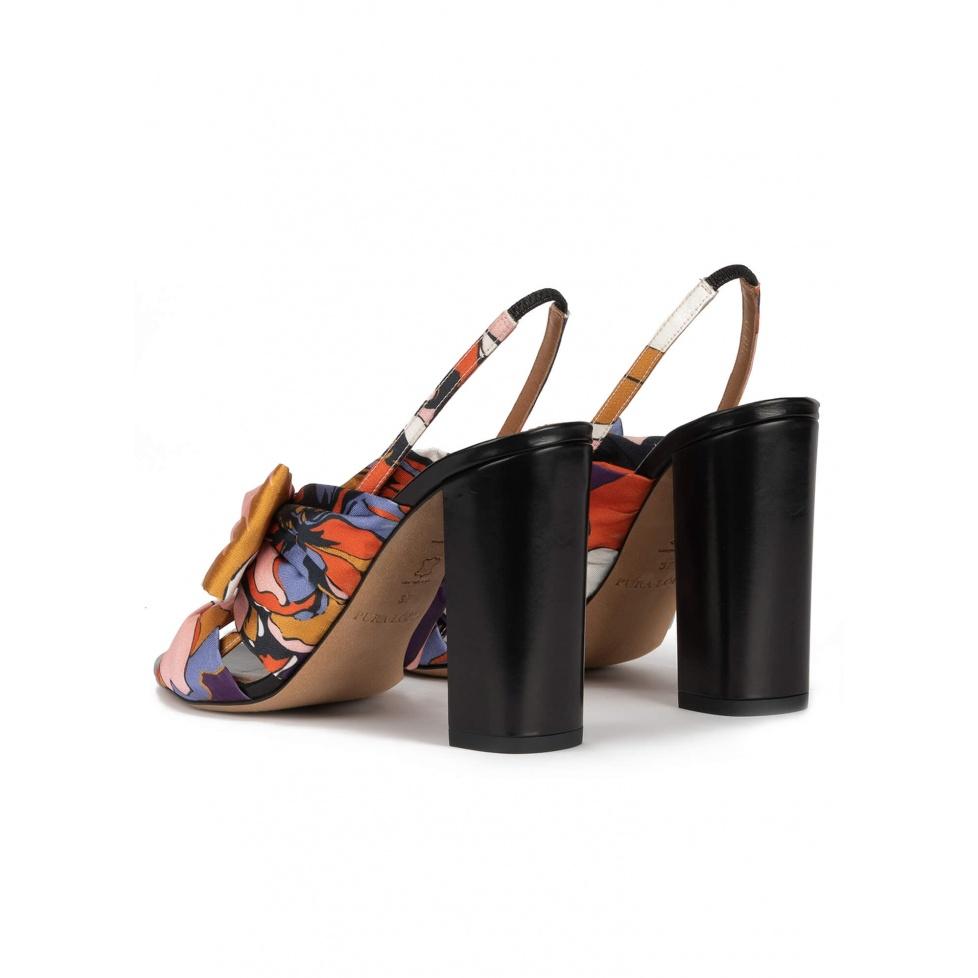 pura lópez Sandalias de tacón alto ancho en tejido con print floral Descuentos del mes