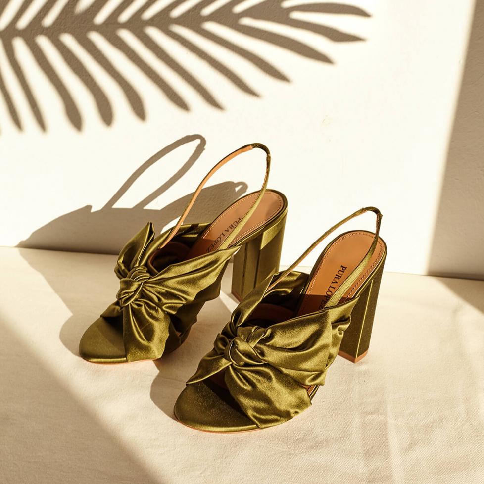 pura lópez Sandalias de raso con tacón ancho en verde caqui Última moda
