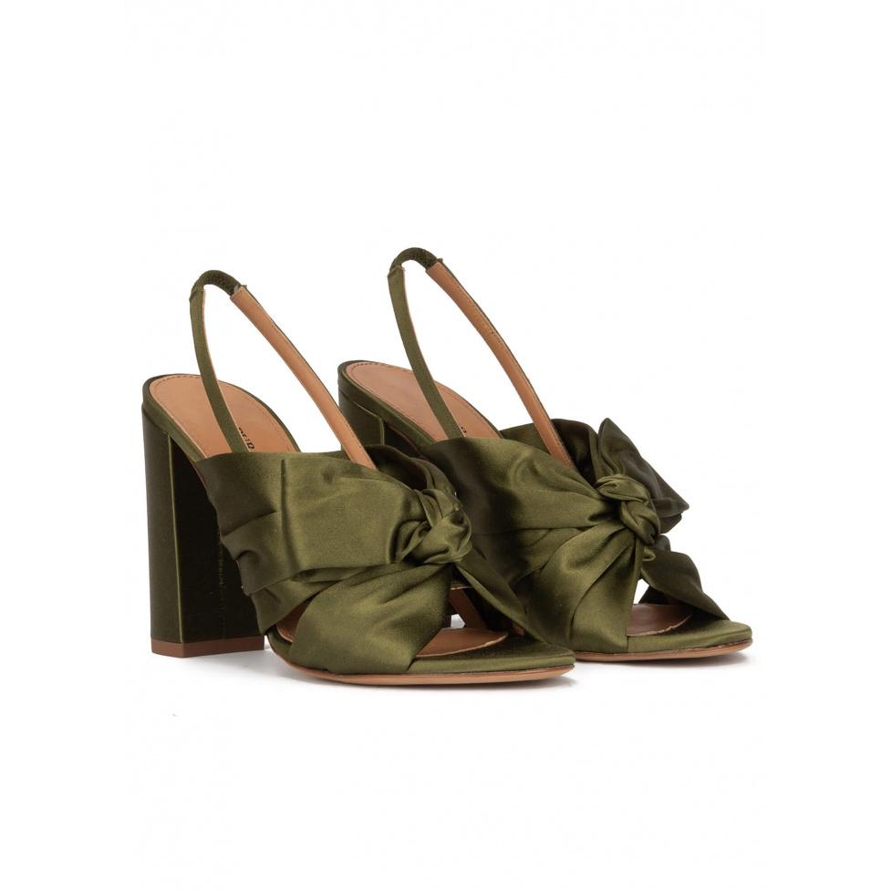 pura lópez Sandalias de raso con tacón ancho en verde caqui Última moda