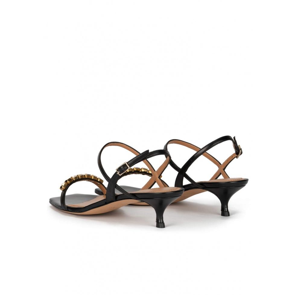 pura lópez Sandalias de tacón medio en piel color negro con cristales Rebajas de fin de temporada