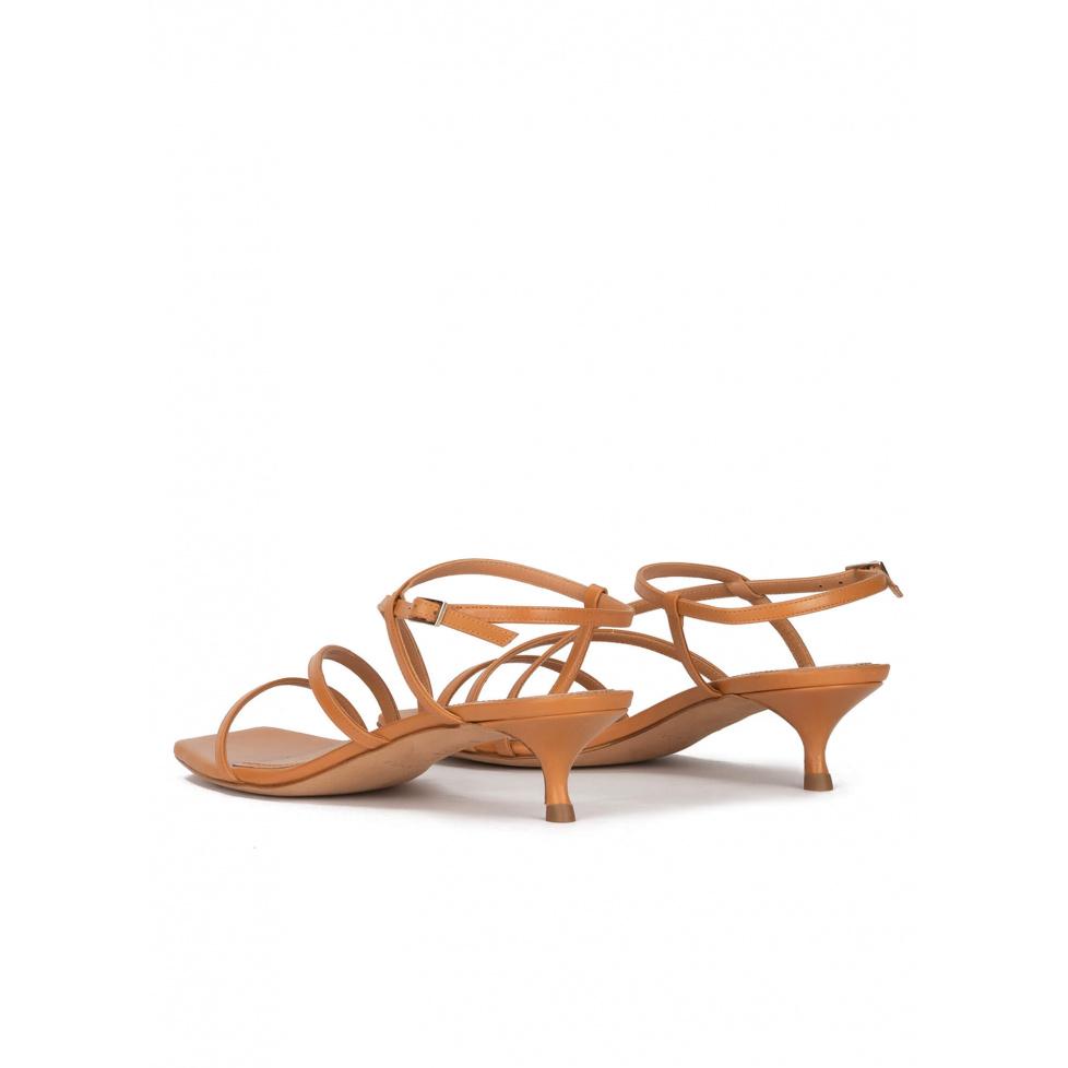 pura lópez Sandalias de tiras con tacón medio en piel camel Devoluciones gratuitas