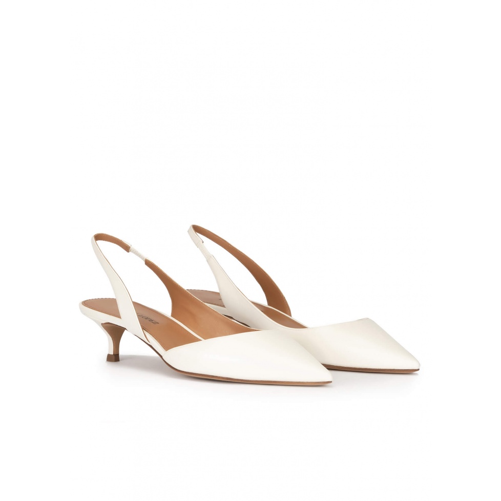 pura lópez Zapatos de punta fina y tacón medio en piel blanco roto Tienda