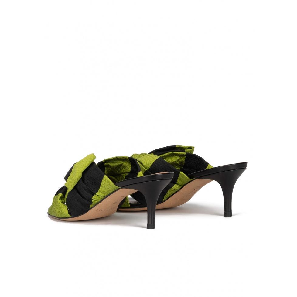 pura lópez Mules de tacón medio fino en tejido verde y negro con lazo Envío internacional gratuito