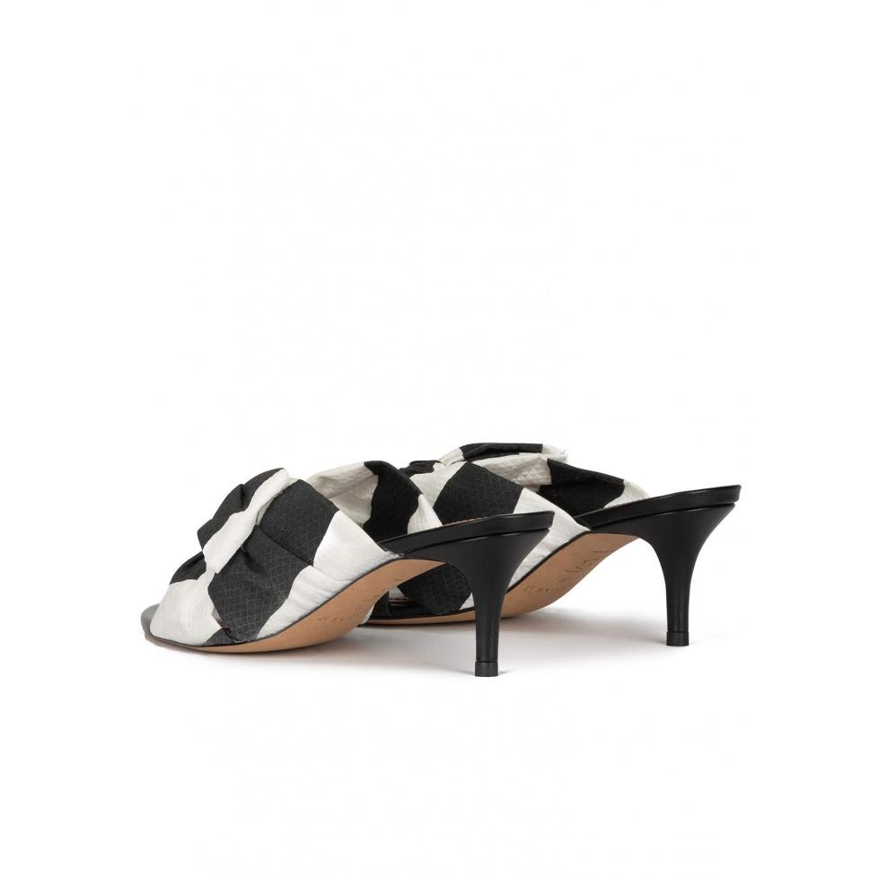 pura lópez Mules de tacón medio en blanco y negro con lazo en tejido Tienda de fábrica