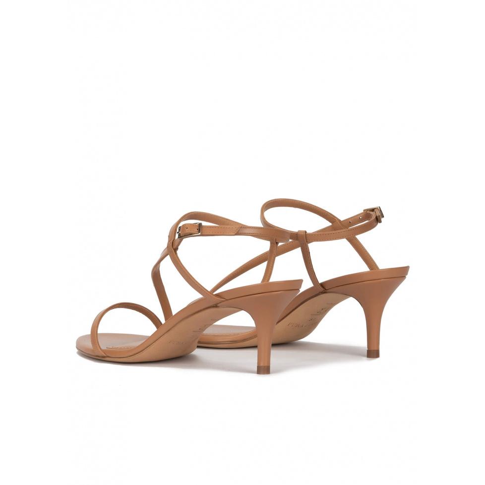 pura lópez Sandalias de tacón medio en piel camel Descuentos del mes