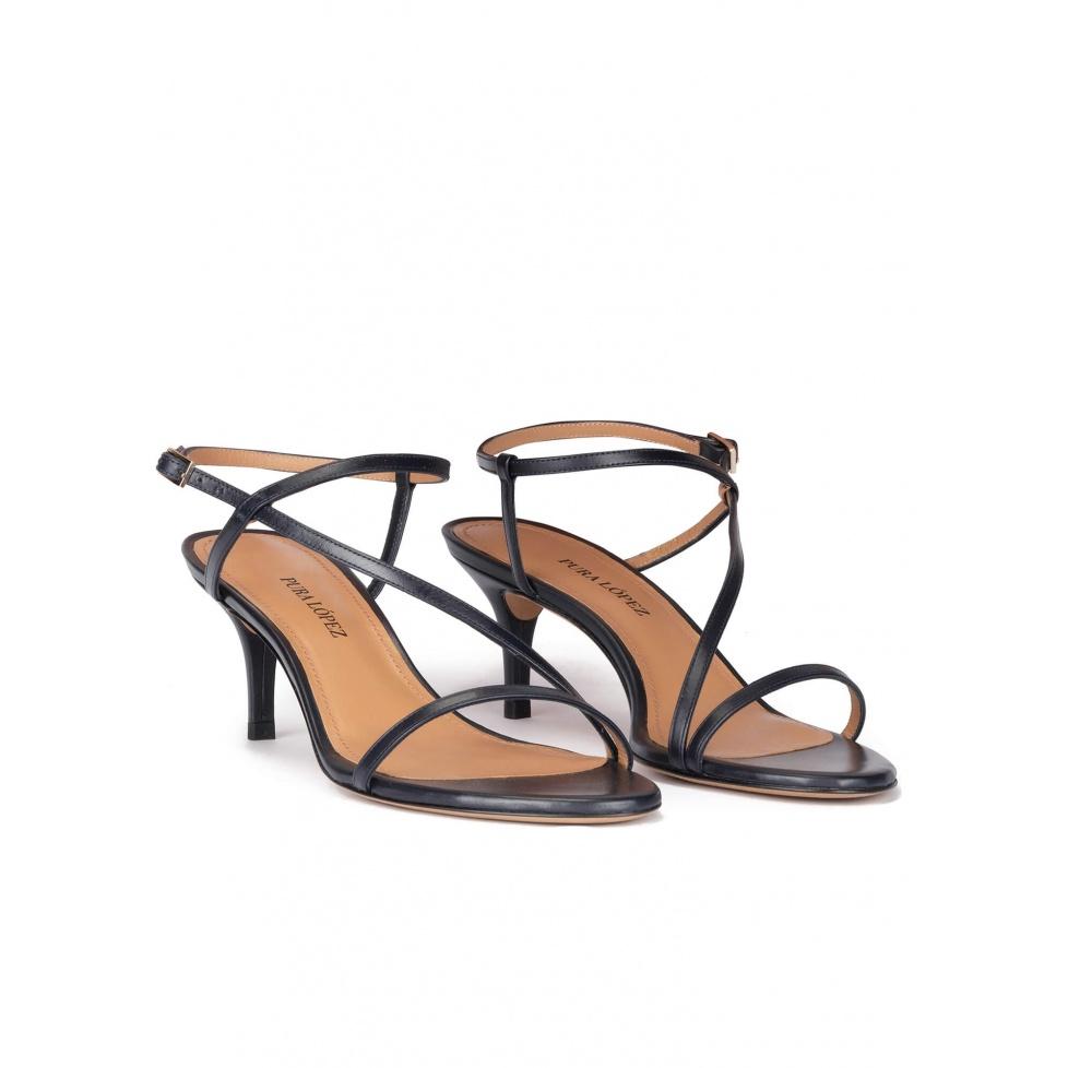 pura lópez Sandalias de tacón medio con finas tiras en piel azul marino Oferta exclusiva